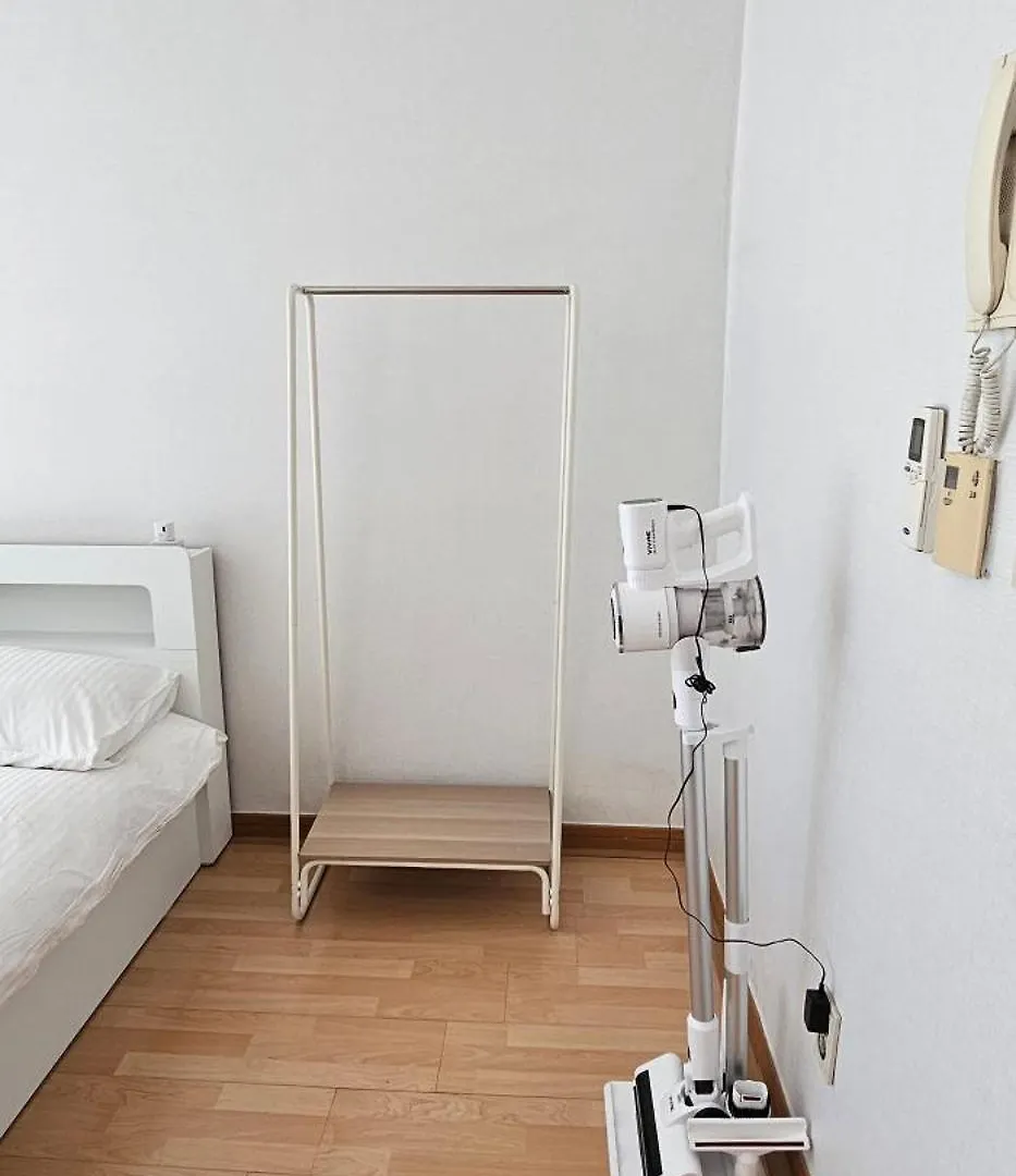 Apartment Hongdae Guesthouse3 1Min From Hongik Uni Station Exit #1 Seoul
